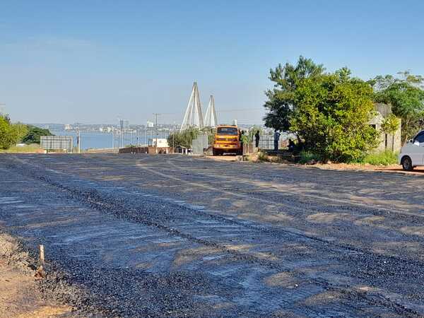 Ministro de Obras resalta finalización de la capa asfáltica para el nuevo acceso al puente San Roque