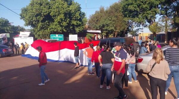 PASEROS BLOQUEARON ACCESO AL PUENTE ENCARNACIÓN-POSADAS POR DOS HORAS
