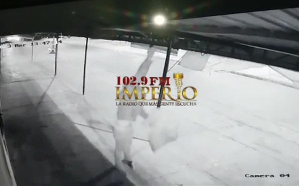 Captan a un sujeto robando focos de una hamburguesería en el barrio San Juan Neuman - Radio Imperio