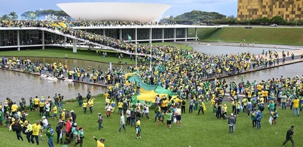 Celulares "crean problemas" a militares de alto rango de época de Bolsonaro en Brasil - La Tribuna