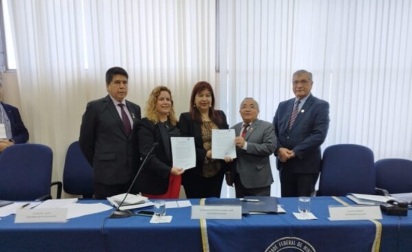 Rector de la UNE suscribe importante convenio