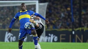 Perú desconvoca al defensa Luis Advíncula por lesión