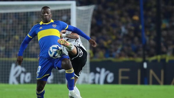Perú desconvoca al defensa Luis Advíncula por lesión