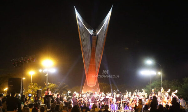 (GALERIA) Muni Asuncena inauguró el monumento del “Arpa Paraguaya”