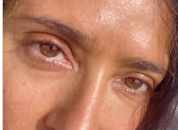 Salma Hayek sorprende a sus fans mostrándose al natural con sus canas y arrugas