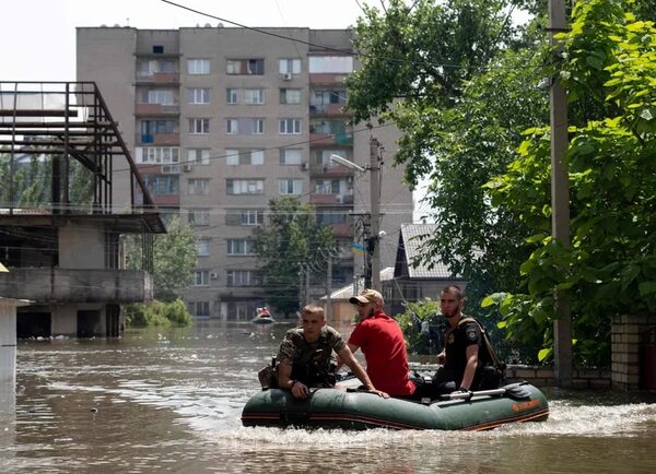 Ucrania informa de muertes por inundación en zona ocupada por Rusia - Mundo - ABC Color