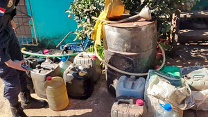 Descubren ordeñe de combustible de camiones de la Municipalidad de CDE - Noticiero Paraguay
