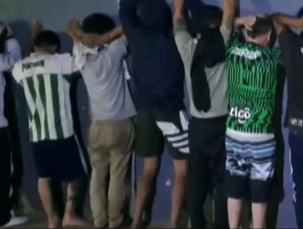 Demoran a 24 hinchas colombianos en Luque · Radio Monumental 1080 AM