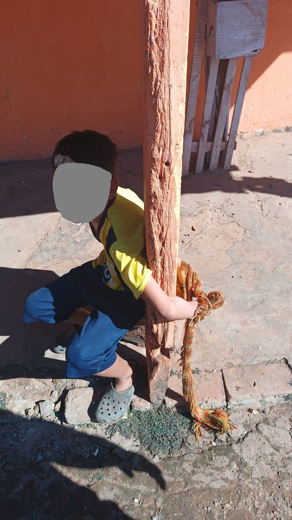 Maniatado por un pilar de madera, cruel castigo a un niño en Concepción