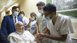 Operan “sin complicaciones” de una hernia abdominal al Papa en Roma - Oasis FM 94.3