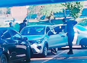 EL COLMO: Policías realizan operativo apriete fuera de jurisdicción y en auto “mau” - La Clave