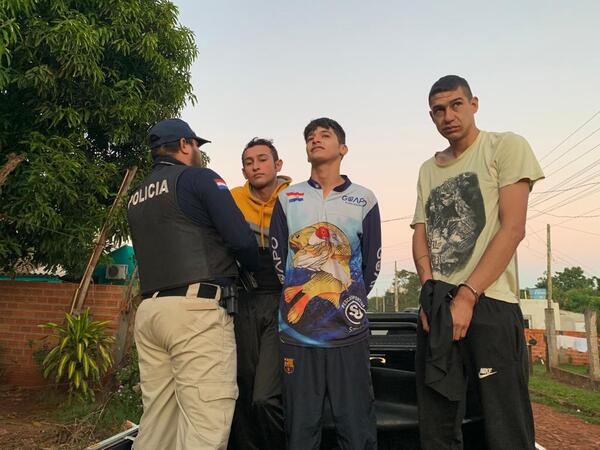 Capturan a presuntos miembros de gavilla que asestaron varios atracos en Alto Paraná - La Clave