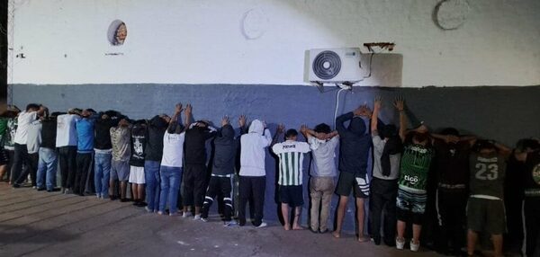 Unos 24 hinchas colombianos fueron detenidos por armar sarambi y usar armas