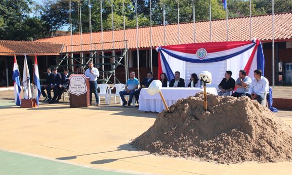 Palada inicial para la construcción de un polideportivo en el colegio Raúl Peña