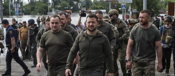 Zelenski visita zonas inundadas por destrucción de presa