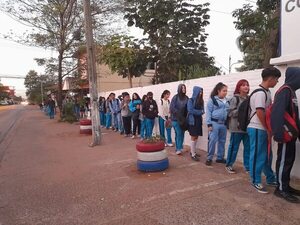 Estudiantes forman largas filas para pasar por detector de metales en Limpio - Nacionales - ABC Color