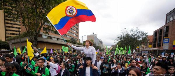 Sindicatos salen a las calles en apoyo a reformas de Petro