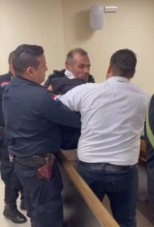 Acusado intenta agredir a fiscal, tras ser condenado a 12 años por tráfico - ABC en el Este - ABC Color