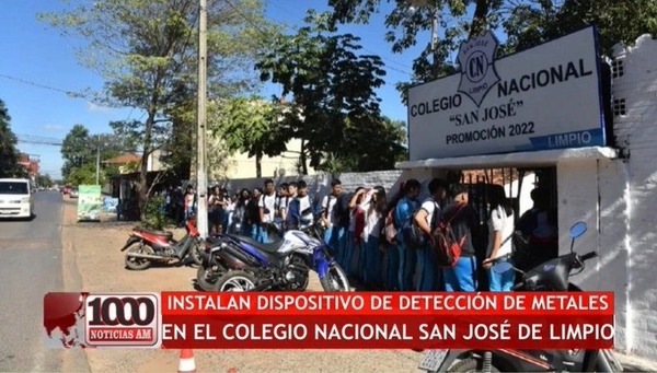 Uso de detector de metales provoca larga fila en colegio de Limpio - ADN Digital