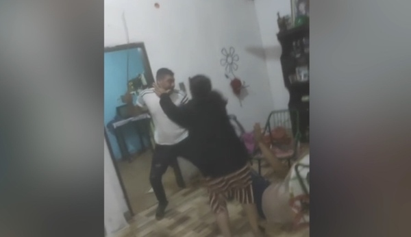 Extrema violencia de un hijo contra su padre con problemas de alcoholismo