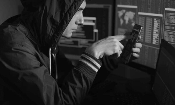 Tres reclusos pillados por sextorsión: Juntaron 90 palos con 7 víctimas