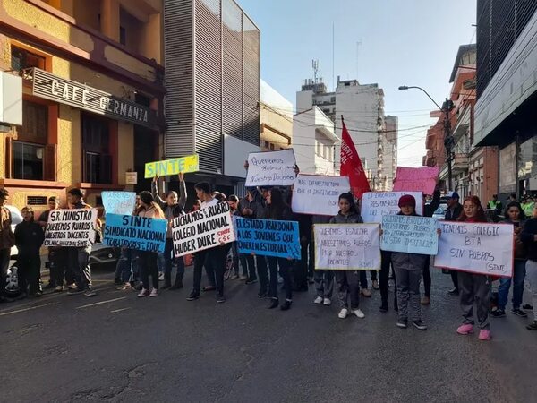 Docentes de Maracaná exigen rubros frente al MEC - Nacionales - ABC Color