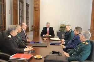 Abdo se reúne con autoridades castrenses en el palacete Villa Rosalba