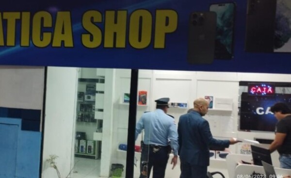 Estafa a turista: Dos detenidos tras allanamiento en Shopping Vendôme