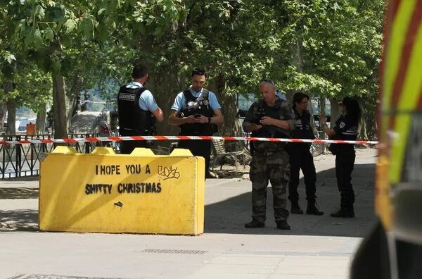 Video: seis heridos, cinco de ellos muy graves, en un ataque contra niños que conmociona Francia - Mundo - ABC Color