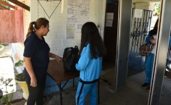 MEC autoriza la revisión de mochilas en instituciones educativas - Noticiero Paraguay