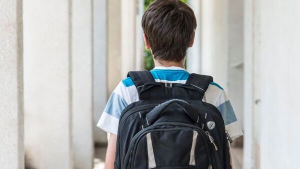 Amenazó con cortarle la cabeza a alumno, dicen