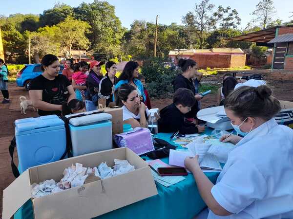 Atención médica y entrega de leche en polvo en barrio Sagrada Familia de Encarnación