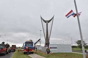 Un arpa de 15 metros de alto homenajea a este instrumento t铆pico de la m煤sica paraguaya - Revista PLUS