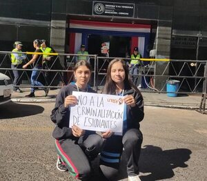 Estudiantes lamentan “ninguneo” del MEC y sostienen que revisar mochilas no es una solución - Nacionales - ABC Color