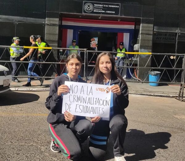 Estudiantes lamentan “ninguneo” del MEC y sostienen que revisar mochilas no es una solución - Nacionales - ABC Color