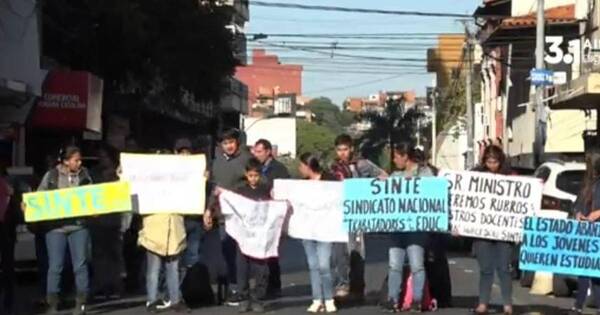 La Nación / Docentes de escuelas y colegios de Canindeyú exigen reposición de horas cátedra al MEC