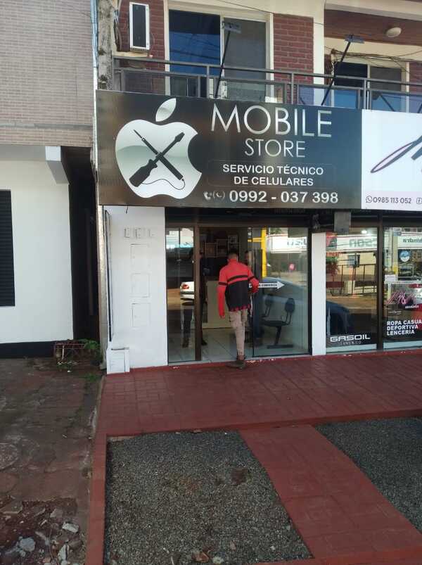 Marginales roban varios objetos de una tienda de celulares en Obligado.