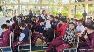 OFRECEN CHARLA SOBRE ALCOHOLISMO Y DROGADICCIÓN DIRIGIDA A ESTUDIANTES DELGADENSE