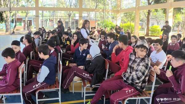 OFRECEN CHARLA SOBRE ALCOHOLISMO Y DROGADICCIÓN DIRIGIDA A ESTUDIANTES DELGADENSE