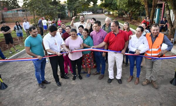 Inauguran empedrados en CDE