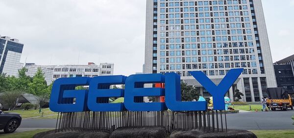 Geely ampl铆a su participaci贸n en Aston Martin hasta el 17% y ser谩 el tercer mayor accionista - Revista PLUS