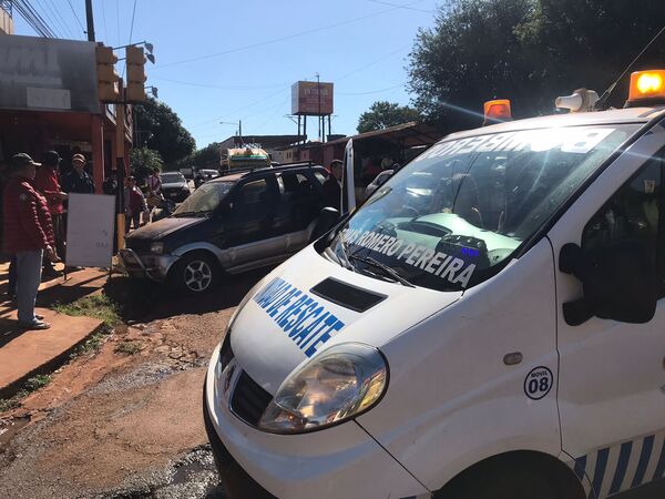 SE LE TRABÓ EL ACELERADOR Y CHOCÓ