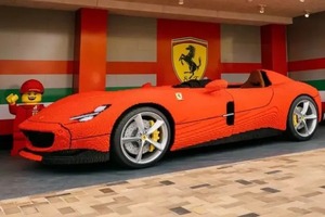 La Ferrari construida con ladrillos lego pesa 1340 kilos