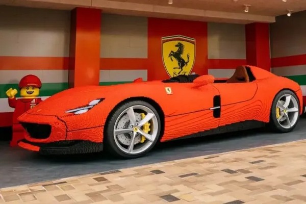 La Ferrari construida con ladrillos lego pesa 1340 kilos
