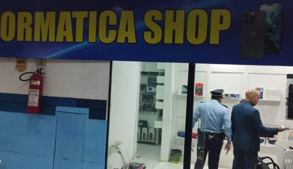 Dos comerciantes detenidos por estafa a turista