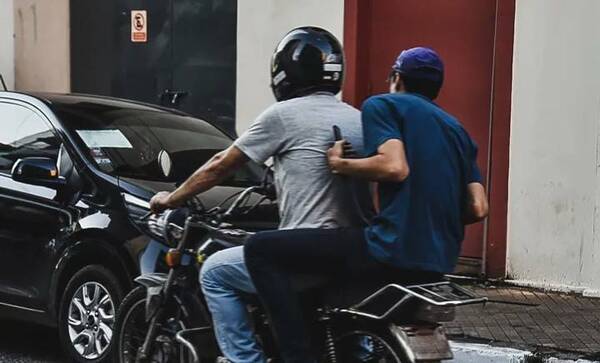 ¡Terrible! Joven fue acuchillada por motochorros para robarle su mochila