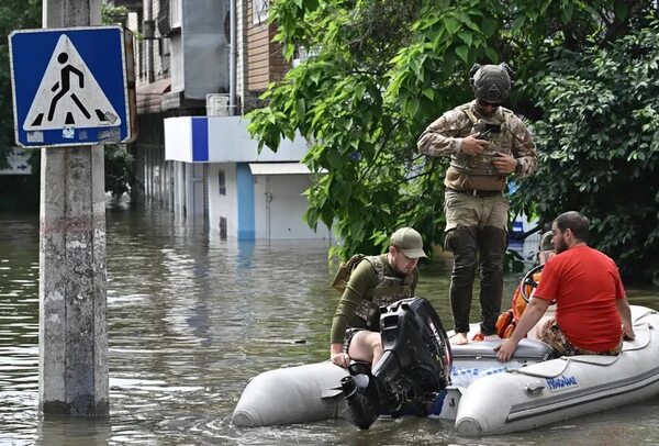 Ucrania: cuatro muertos, 13 desaparecidos y más de 2.400 evacuados por inundaciones en Jersón - Mundo - ABC Color
