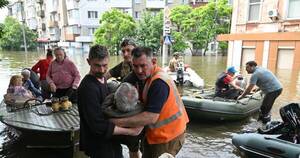 La Nación / Ucrania: bombardean zona inundada por represa destruida