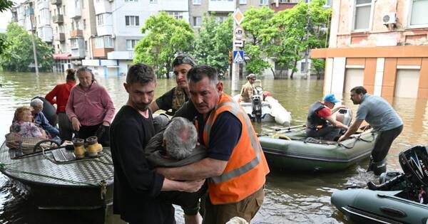 La Nación / Ucrania: bombardean zona inundada por represa destruida