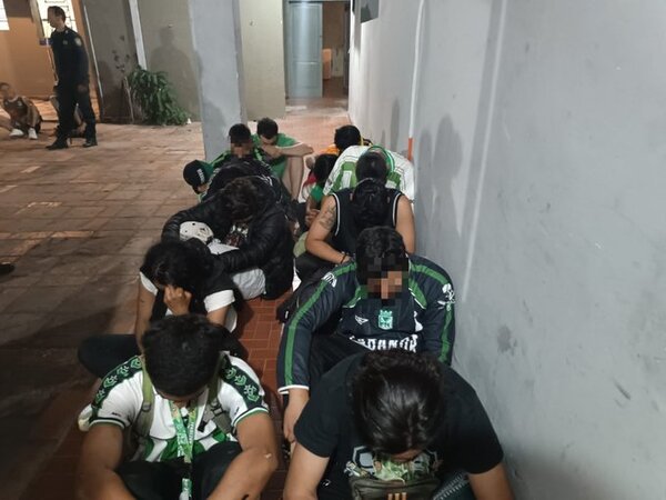 Doce hinchas colombianos detenidos por dar positivo al alcotest